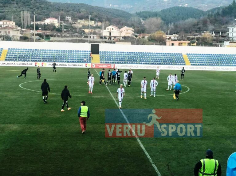 Superiore-Laçi frenon Vllazninë, kuqeblutë ndëshkohen në fund me një gabim të portjerit