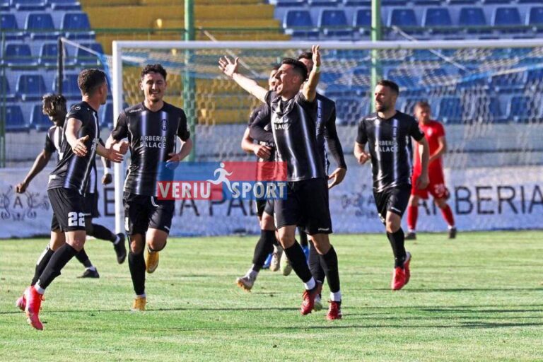 Mirel Josa, e nis me fitore në stolin e kurbinasve. Laçi mund Skënderbeun 2-0 me dopietën e Guindos