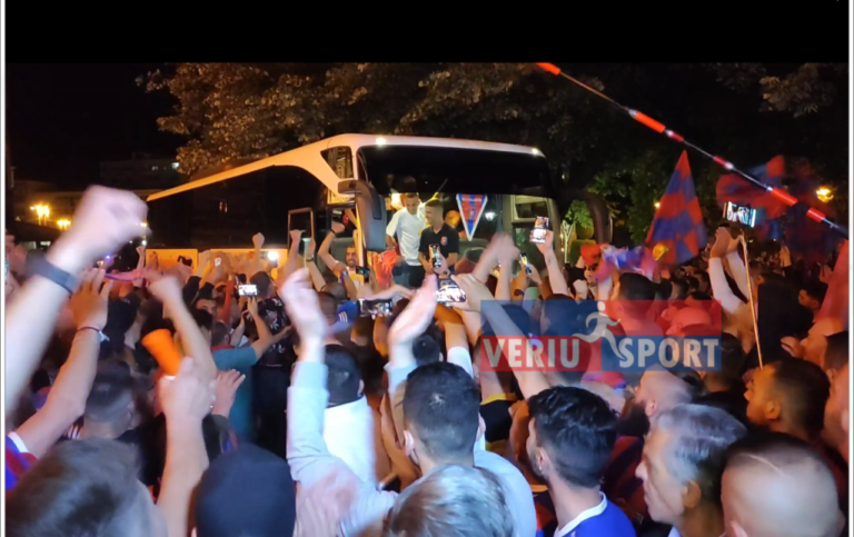 (Video) Festa e fitores së Kupës së Shqipërisë, pritje madhështore Vllaznisë nga tifozëria shkodrane në sheshin para Bashkisë