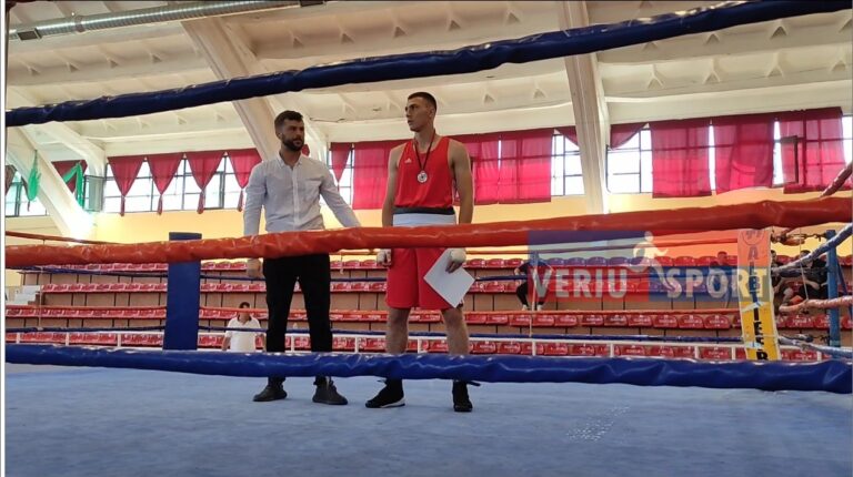 (Video) Boks-Tirana bojkoton finalet, gjyqtaria vendos pas një ore pauze vazhdimin e kampionatit.Ceremonia e mbylljes së aktivitetit. Vllaznia shpallet kampione si ekip.