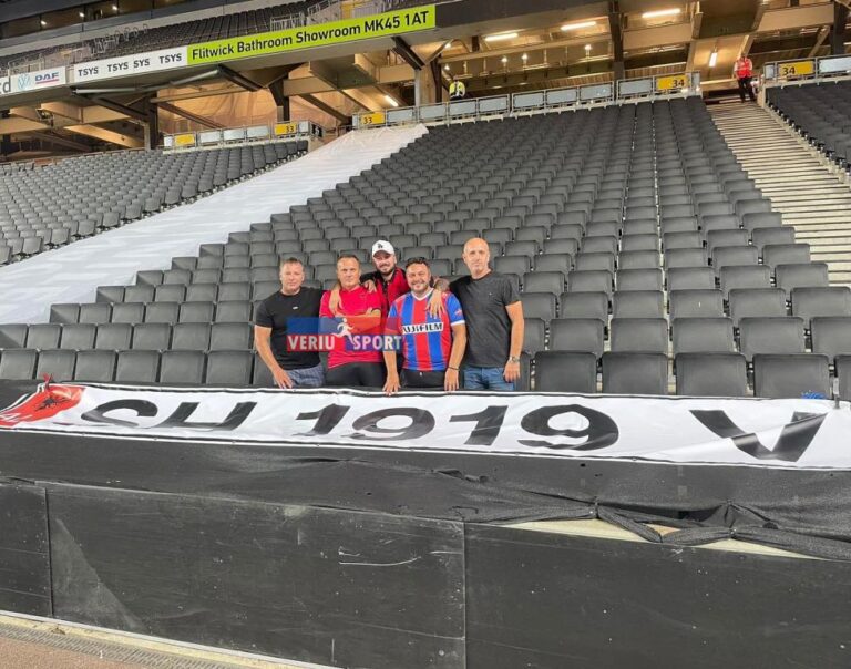 21 vjeçarët e Kosovës munden në Angli 0-2. Në stadium tifozi shkodran Enkeleid Omi me banderolën e Vllaznisë
