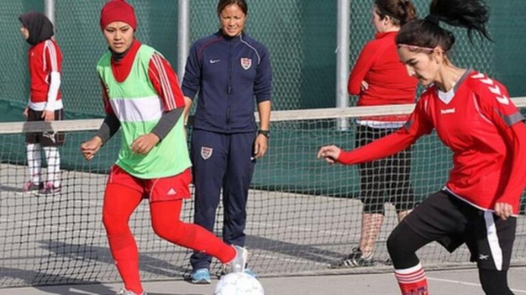 Kombëtarja e futbollit të femrave të  Afganistanit, arratiset në Pakistan