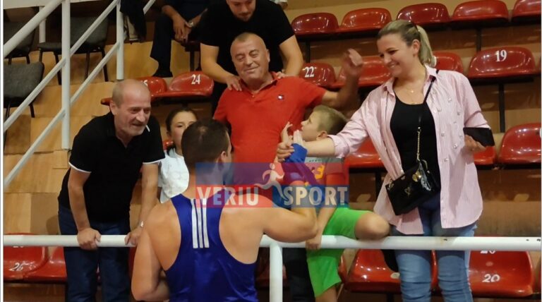 (Video) Boks-Shijoni fitoren spektakël të kampionit shkodran Kristian Demaj ndaj boksierit të Tiranës, Kristos Cungu dhe festimin me familjen e tij(Dita e parë e Kampionatit Kombëtar të boksit- Shkodër 16 shtator 2021)