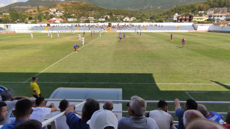 Laçi-Vllaznia, pikantet e derbit verior. Nga shkelmi i topit të parë me veteranin Stepa deri tek festa e fitores së kuqebluve në dhomat e zhveshjes