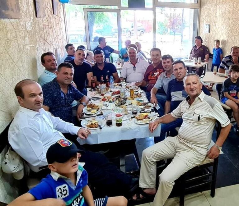 Foto Lajm-Artistët shkodranë duke shijuar fitoren e Vllaznisë nga TV-ja me drekë festive