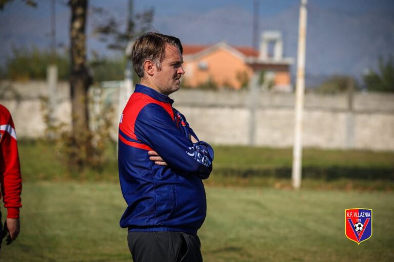 (Video-Intervista) Trajneri anglez i 21 vjeçarëve Dean Sibson, i kënaqur me grupin që ka në dispozicion, komplimente për sulmuesin Ivziku