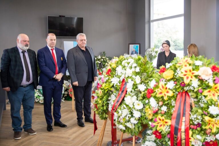 Presidenti i FSHF-së Duka, homazhe në nderim të komentatorit sportiv, Kosta Grillo, ndarë nga jeta në moshën 59 vjeçare