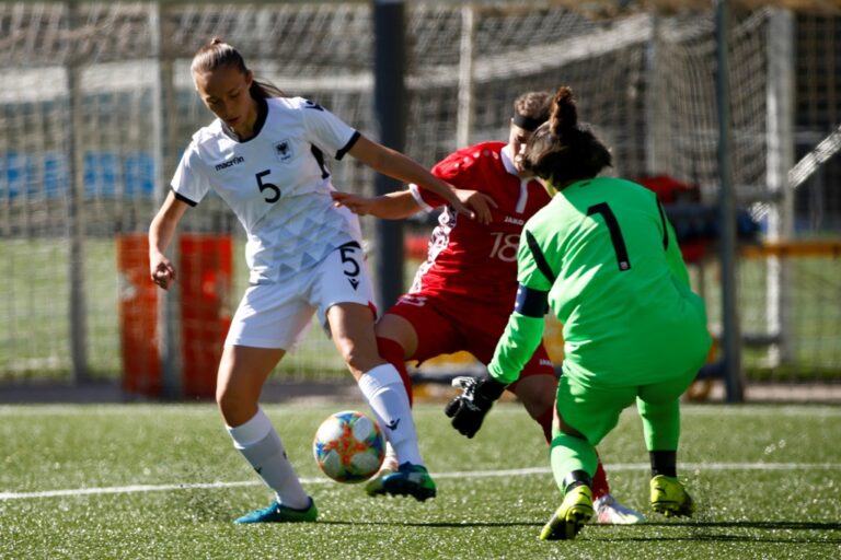 Futboll Femra-Mbyllet java e pestë, Vllaznia udhëheq renditjen me 15 pikë të plota. E ndjek Tirana dhe Apolonia me nga 12 pikë.