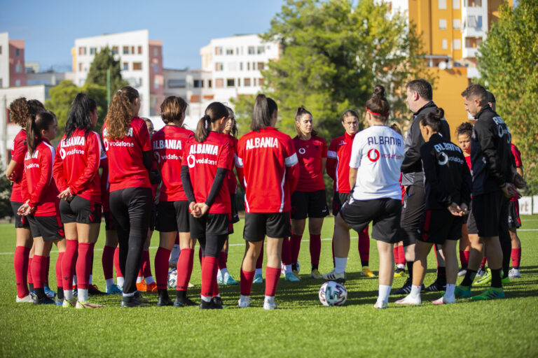 (Video) Grumbullohet kombëtarja e futbollit femra. Trajnerin Armir Grima e shqetësojnë mungesat