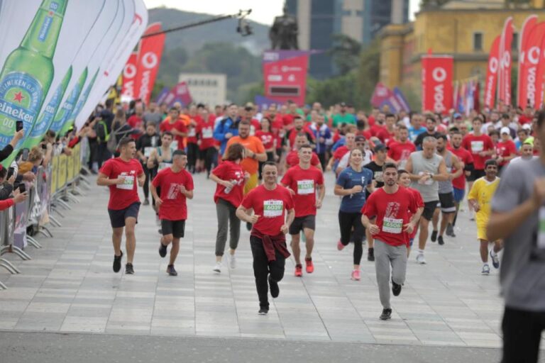 Mbyllet “Maratona e Tiranës”. Ilir Këllezi për meshkuj dhe Veretska Valentyna nga Ukraina për femra, fitues në kategorinë “Marathon 42 K”, ndërsa për kategorinë “Marathon 21 K” fitues janë dhe ukrainasi Bogdan Semenovych për meshkuj dhe  Nataliia Semenoyych për femra