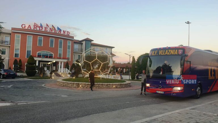 Me këmbë të mbarë! Vllaznia, me autobusin e ri kuqeblu, i drejtohet “Loro Boriçit” për sfidën e orës 19.45 ndaj Dinamos