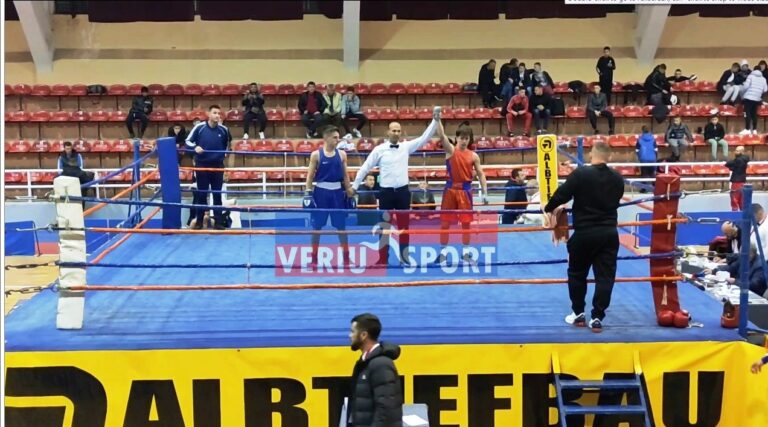 (Video) Boks-Ndeshja mes Jurgen Lazri(Vllaznia) këndi kuq-Arbër Cali(Tirana) këndi blu, fiton Lazri