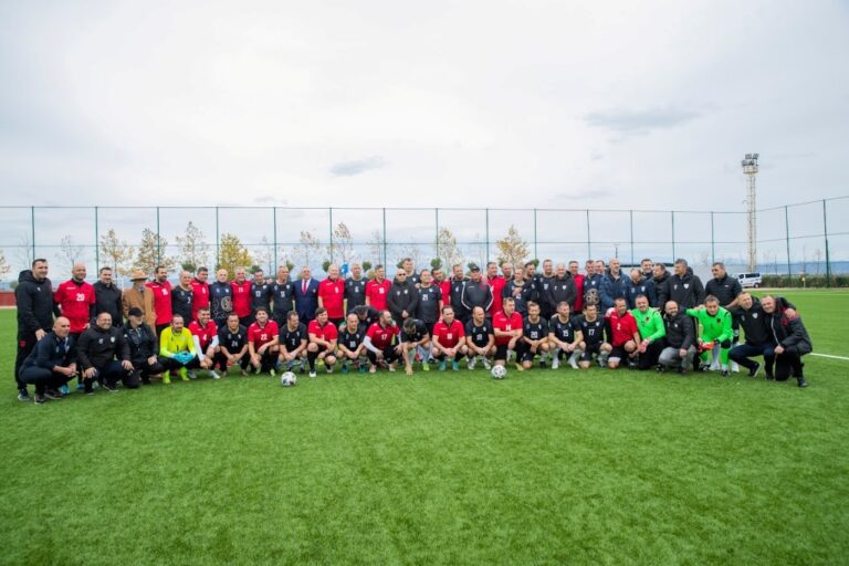 (Video) Shqipëri-Kosovë, miqësorja e veteranëve të futbollit në Ditën e Pavarësisë
