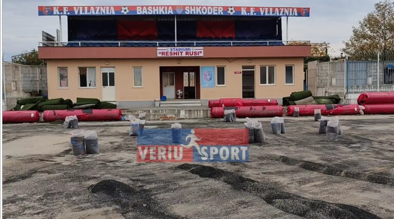 (Video) Fusha “Reshit Rusi” në vendnumëro. Vonesa në shtrimin e tapetit të ri ka bllokuar aktivitetin e shumë ekipeve kuqeblu.