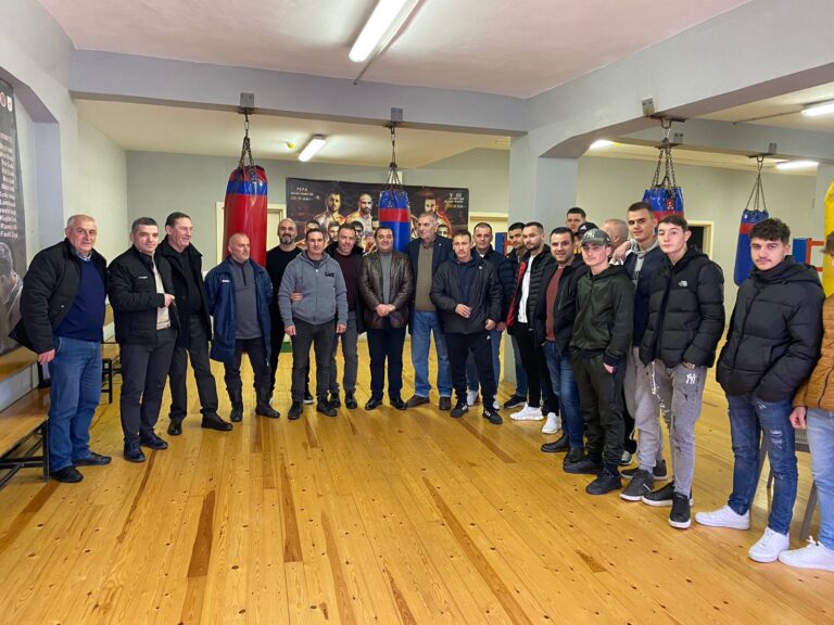 Takim brezash për boksin shkodran. Emocionet e trajnerit Gjoni dha kampionëve të parë pas 90-tës