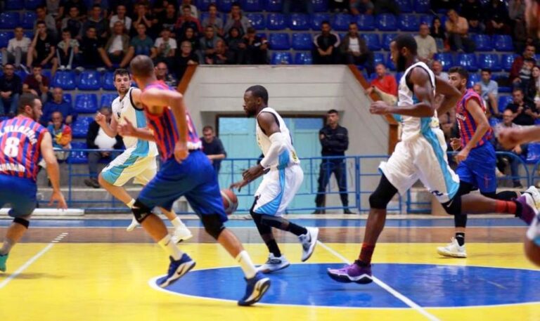 Basket  Meshkuj-Superliga/Vllaznia humb në transfertë me Teutën, 83-74
