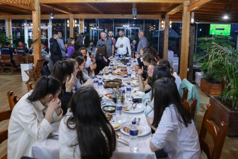 Dy Vllaznitë, femra dhe meshkuj, në Iftar për muajin e Ramazanit