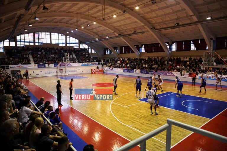 Vllaznia-Teuta, finalja e madhe në Basketboll Meshkuj. Super atmosferë në “Qazim Dervishi”, kuqeblutë eleminuan përmes drithërimash Tiranën, me fitoren e dytë, 71-69