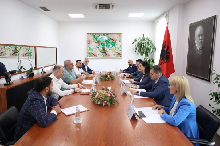 (Video)Vështirësitë financiare në futboll, Presidenti Duka takim me Ministren e Arsimit e Sportit