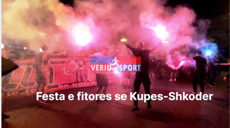 (Video) Vllaznia feston me tifozët kuqeblu, fitoren e Kupës së Shqipërisë në pedonalen e qytetit të Shkodrës