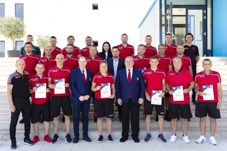 (Video) 20 trajnerë të rinj diplomohen me liçensen UEFA PRO. Mesazhi i presidentit Duka: Uroj të mësoni sa më mirë brezat e ardhshëm!