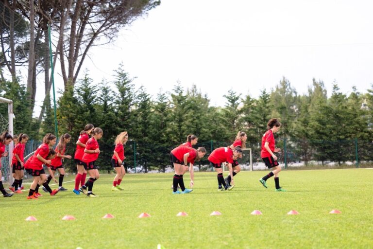 Futboll Femra-Europiani U-17 / Grumbullohet kombëtarja, futbollistet shkodrane Shporaj, Hasa dhe Ndoci pjesë e listës së trajnerit Agustin Kola
