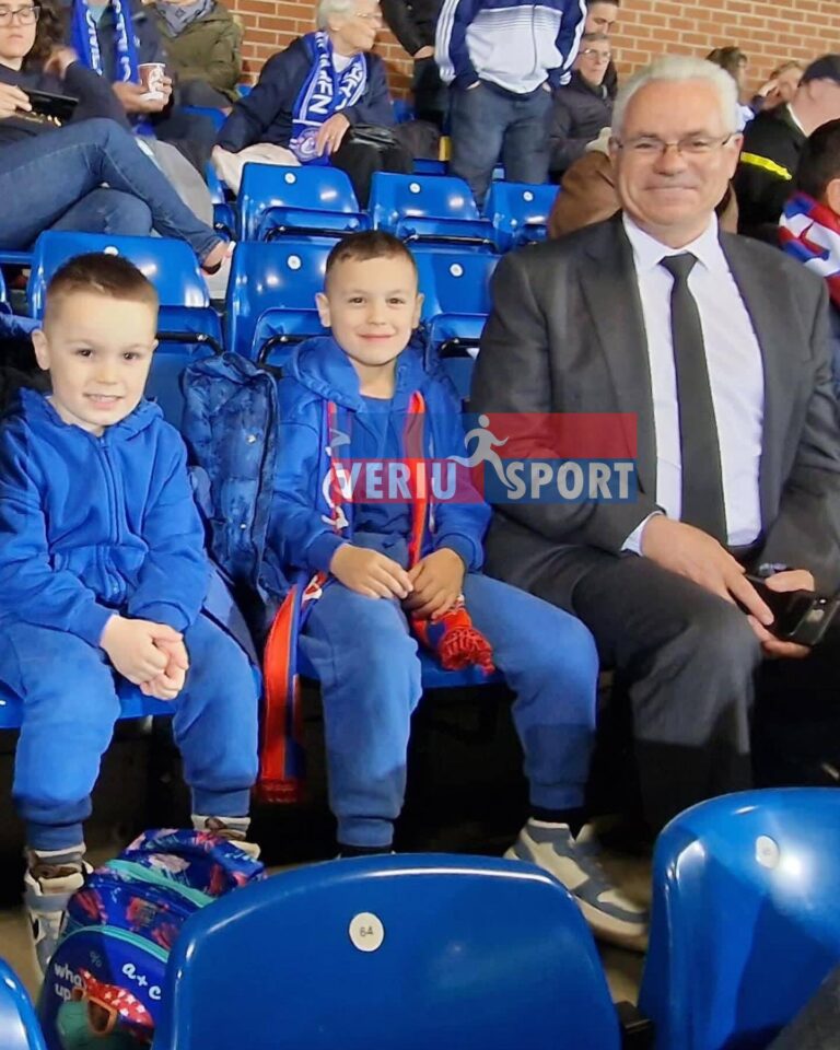 Një tifoz special në ndeshjen, Çelsi-Vllaznia. Ferdinand Jaku, Presidenti i Juban Danjes, themeluesi i futbollit të femrave në Shqipëri