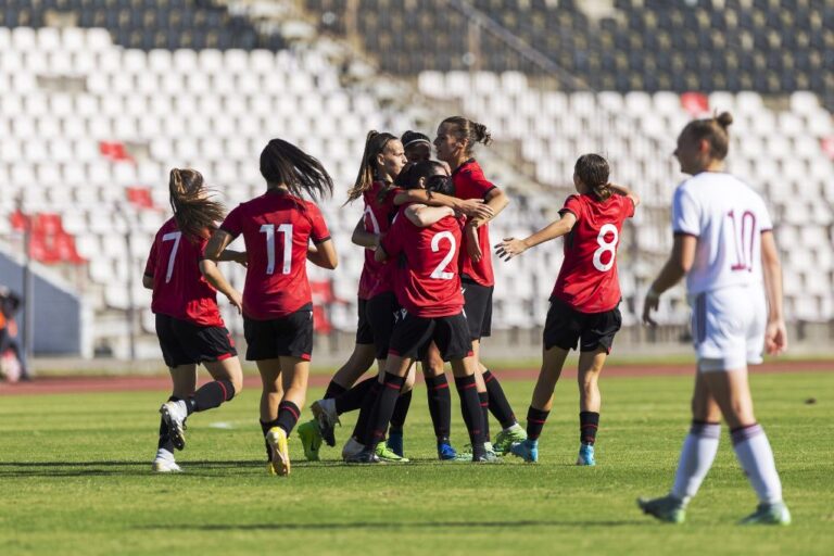 Futboll Femra-Shqipëria U19 e drejtuar nga trajneri shkodran Kreshnik Krepi, e nis me fitore Europianin. Mund Letoninë 3-1, fiton edhe Rumania