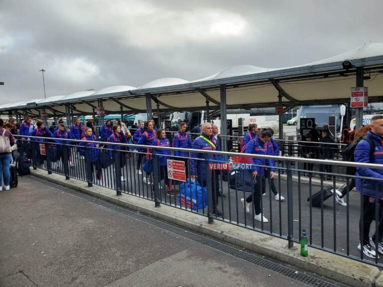 (Video) Vllaznia e femrave mbërrin në Aeroportin “Luton bl”- Londër. Pritje e ngrohtë nga komuniteti shkodran që jeton në Angli