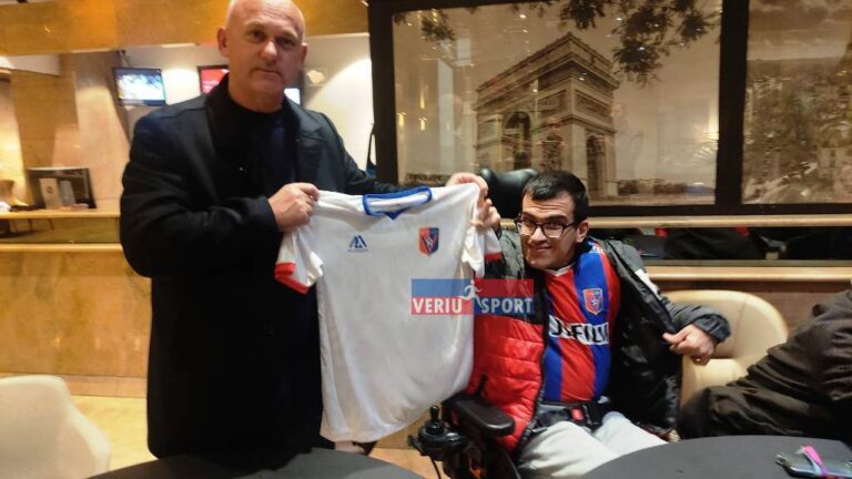 Dejan Bashi, djaloshi 26 vjeçar me aftësi të kufizuar, tifozi special i Vllaznisë së femrave në Paris! Presidenti Matija, i dhuron uniformën e Vllaznisë .