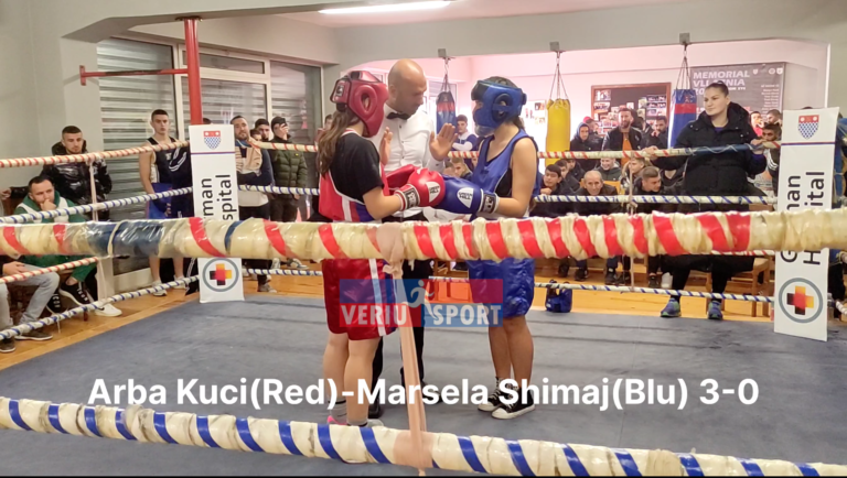 (Video) Boks Femra-Ndeshja e parë në Shqipëri: Arba Kuci Vllaznia(Red)-Marsela Shimaj Flamurtari(Blu) 3-0