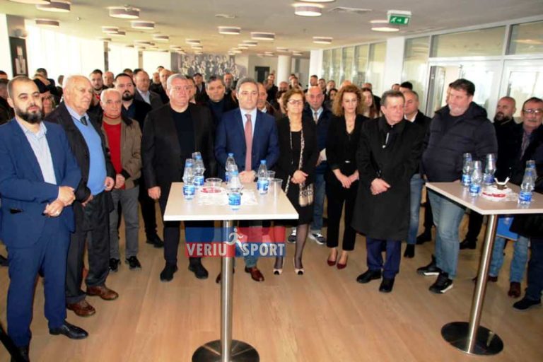 (Video) Shkodra nderon Ramazan Rragamin! Legjenda e futbollit shqiptar përkujtohet me një ceremoni emocionuese, mes figurave sportive, drejtuesve lokalë dhe qëndror, familjes, etj