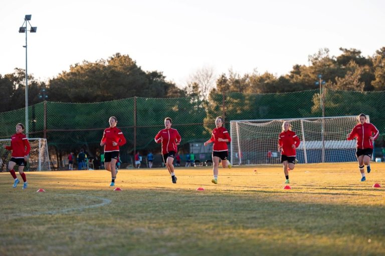 Futboll Femra-Kombëtarja e femrave vazhdon grumbullimin në Ulqin. Flasin Djellza Istrefaj dhe shkodrania, Matilda Gjergji