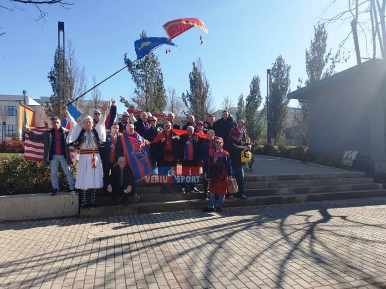 Surprizojnë tifozët e Vllaznisë! Vizitë në Prishtinë, për 15 vjetorin e Pavarësisë së Kosovës.