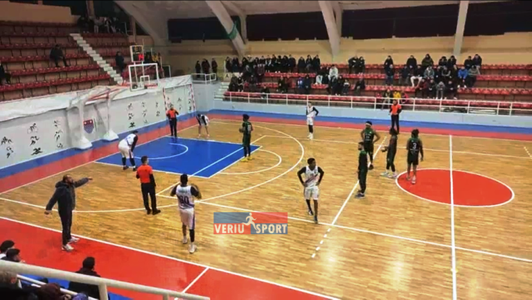 (Video) Basket Meshkuj-Humbja në shtëpi me Apoloninë, rrezik serioz për mbijetesen e Vllaznisë në Superligë