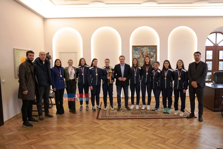 (Video) Kryebashkiaku i Shkodrës, Bardh Spahia, pret Vllazninë kampione në basket femra U-18