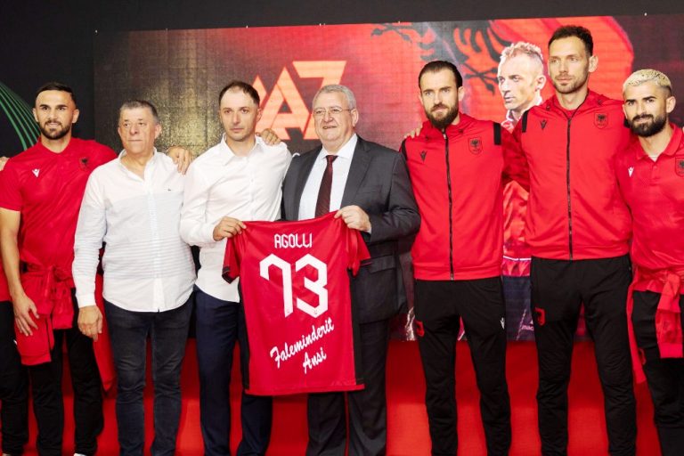 Ansi Agolli, promovon dokumentarin e tij, “Historia ime”. Presidenti i FSHF-së Duka, e vlerëson si shëmbullin ideal për të rinjtë!