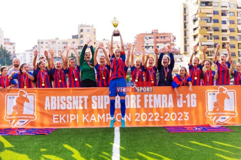 (Video) Trofeu i tretë i Vllaznisë futboll femra për këtë sezon. Vllaznia U16 mund Tiranën U16, 2-1 dhe shpallet kampione e Shqipërisë. Golat e ndeshjes dhe festa e titullit kampion!
