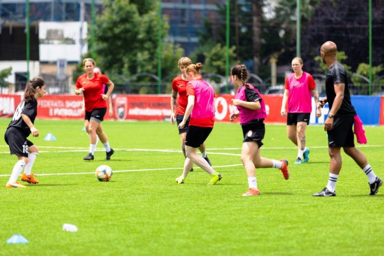 (Video) Një ditë në Shtëpinë e Futbollit / Ekipi i vajzave të Ushtrisë Britanike, stërvitje & miqësore me vajzat shqiptare
