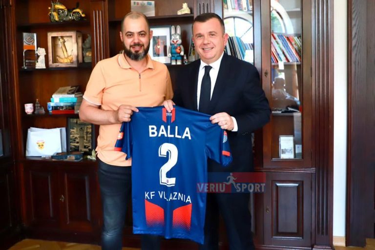 Ministri i Brendshëm Taulant Balla, tifoz special i Vllaznisë. Presidenti shkodran Alban Xhaferi i dhuron fanelen kuqeblu me numrin 2!