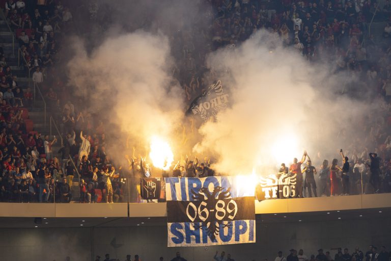 UEFA gjobit FSHF-në për flakadanët e ndezur nga “Tirona Fanatics” në ndeshjen Shqipëri-Moldavi
