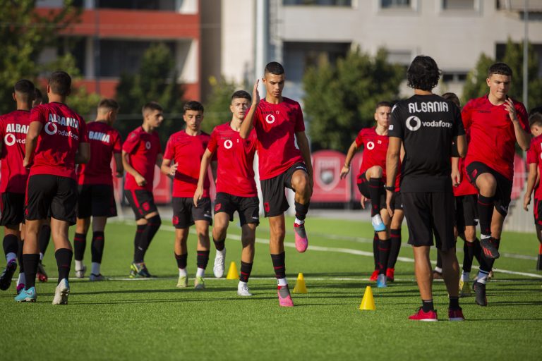 (Video) FSHF-Nis projekti “Hap pas hapi”, trajnerët e ekipeve kombëtare zbresin në fushë me grup-moshën U-15