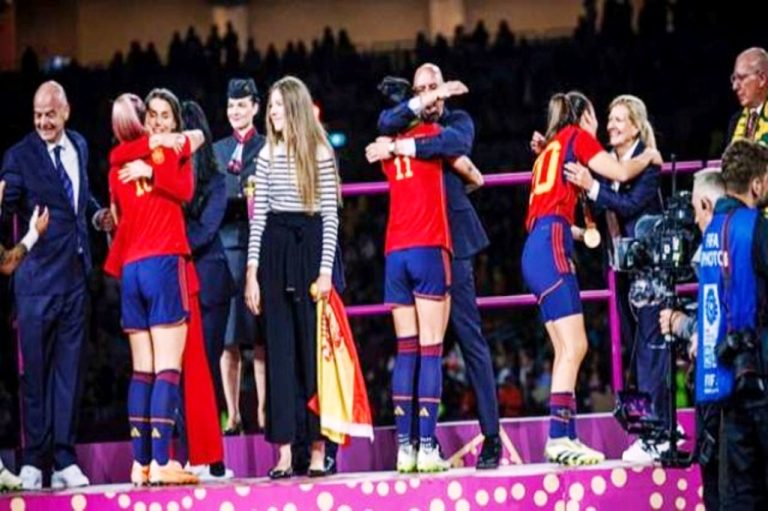 Puthja në buzë gjatë ceremonisë së titullit. FIFA pezullon Rubiales, por ai mbrohet: Hermoso më ngriti peshë!