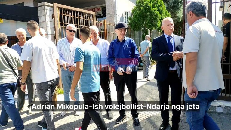 (Video) Trajnerja Nora Deda, ish volejbollistët Ardian Dodani dhe Artur Shtyllari, si dhe tifozi Pjerin Ndoja, flasin me respekt për figurën e ish volejbollistit dhe ish trajnerit të Vllaznisë, Adrian Mikopula, ndarë nga jeta në moshën 60 vjeçare