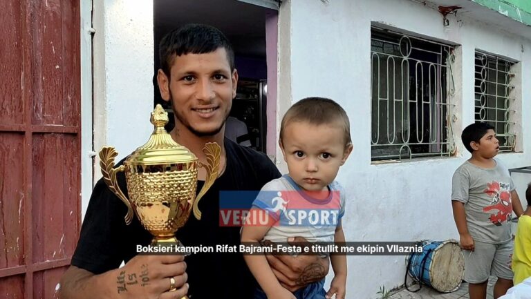 (Video) Festë në lagjen e komunitetit egjiptian. Kampionit të boksit Rifat Bajrami i dorëzohet kupa nga ekipi i Vllaznisë