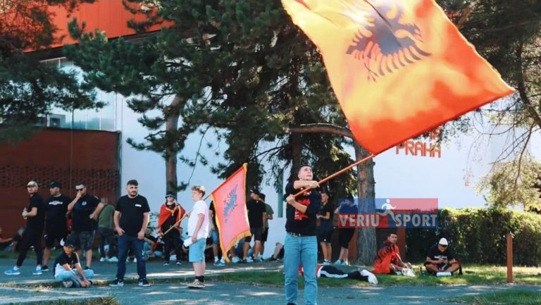 (Video) Pragndeshja, Çeki-Shqipëri, tifozët shqiptarë “pushtojnë” Pragën