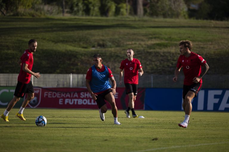 Euro 2024 / Kombëtarja rikthehet në Shqipëri, stërvitet në prag të duelit me Poloninë