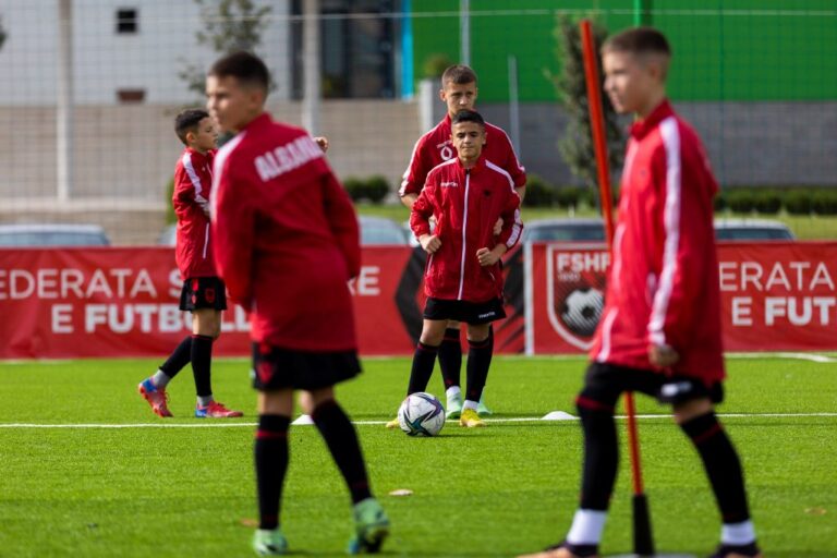 (Video) FSHF grumbullon për herë të parë ekipin kombëtar të përfaqësueseve rajonale U-13. Specialisti I futbollit Sulejman Mema, vlerëson cilësinë e futbollistëve të këtij brezi