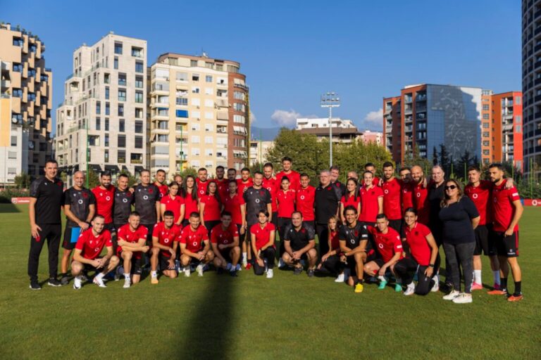 (Video) “Shembuj pozitivë në Shqipëri”, Kombëtarja e vajzave viziton kuqezinjtë në ‘Shtëpinë e Futbollit’. Presidenti Duka: NE JEMI NJË!