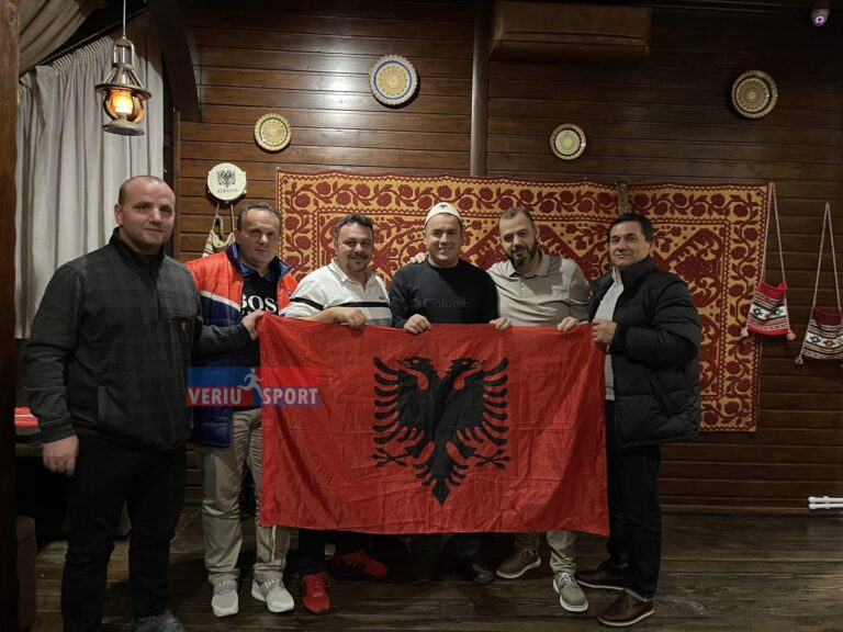 Foto Lajm-Presidenti i Vllaznisë Alban Xhaferi, mes tifozëve shkodranë në Kishinjev për sfidën, Moldavi-Shqipëri